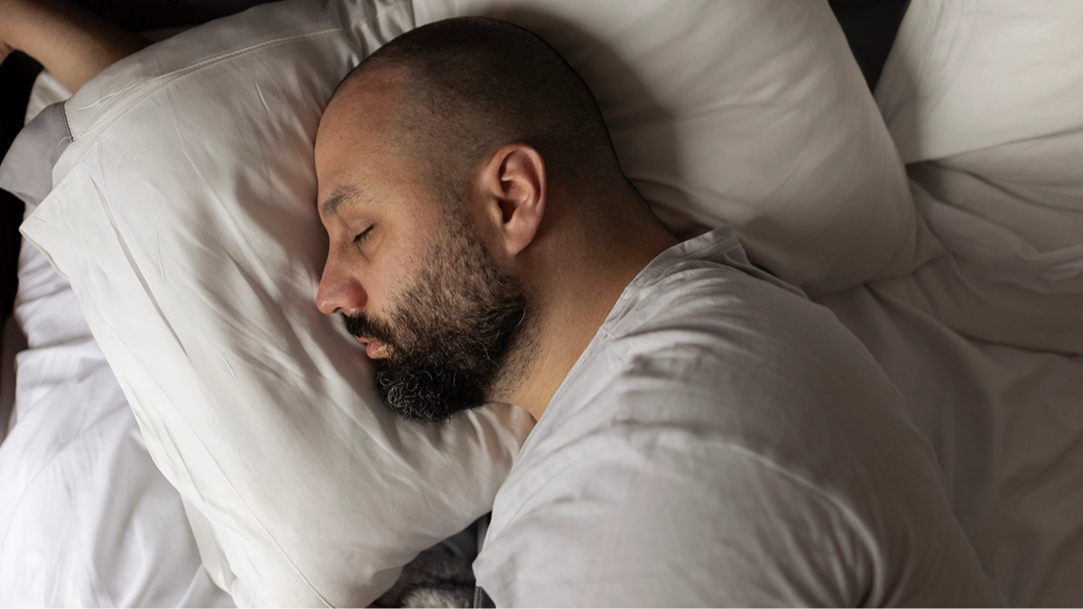 Expert issues serious health warning to those who use two pillows in bed
