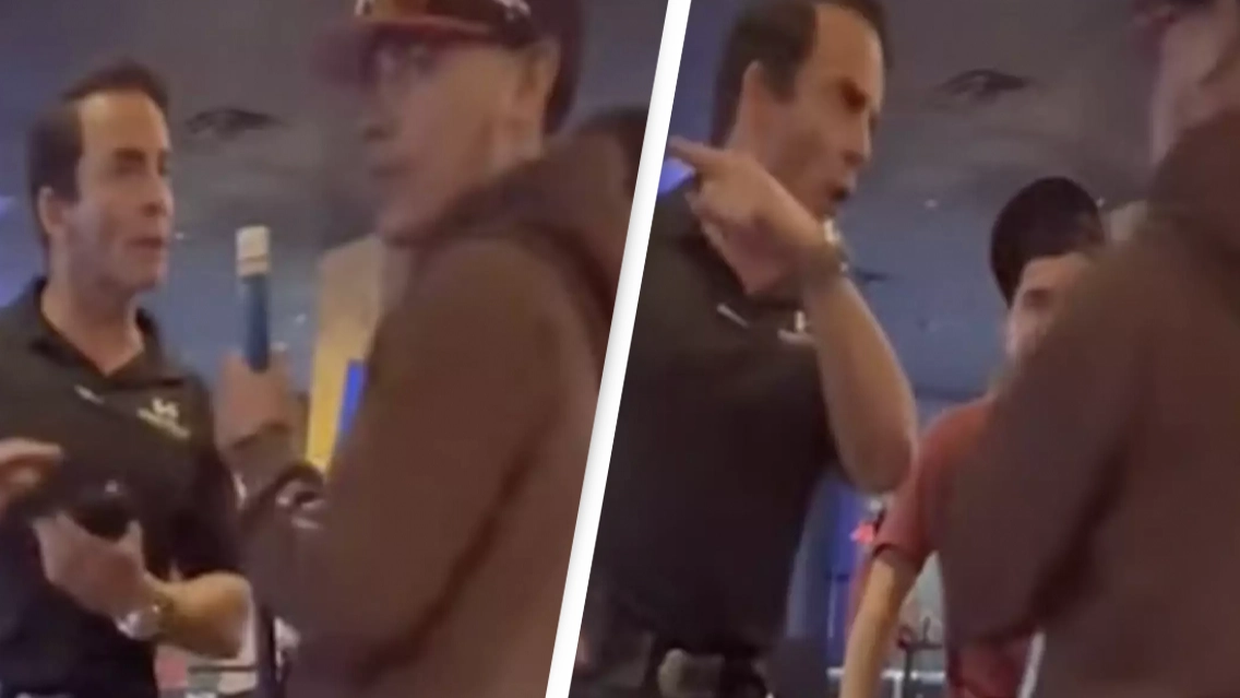 Manager refused to let table leave without tipping their waitress and people are divided