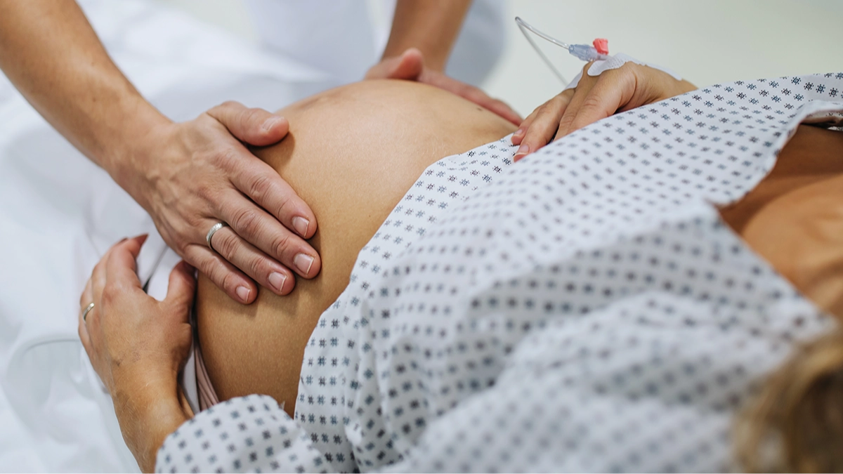 Woman sues clinic after giving birth to baby who is not biologically hers