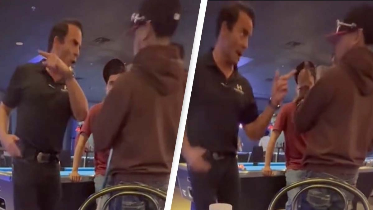 Manager filmed refusing to let table leave without tipping their waitress and people are divided
