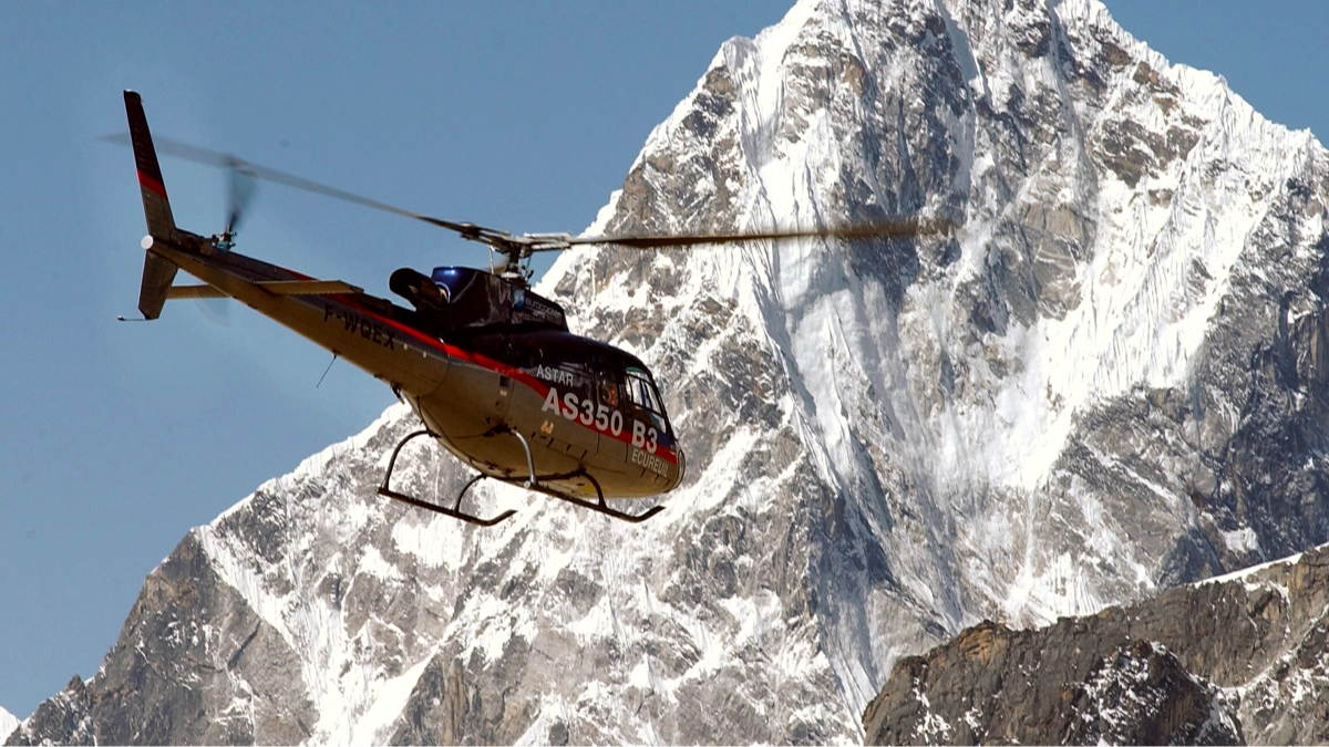 Huge search operation underway as hundreds of people left stranded on Mount Everest after snowstorm