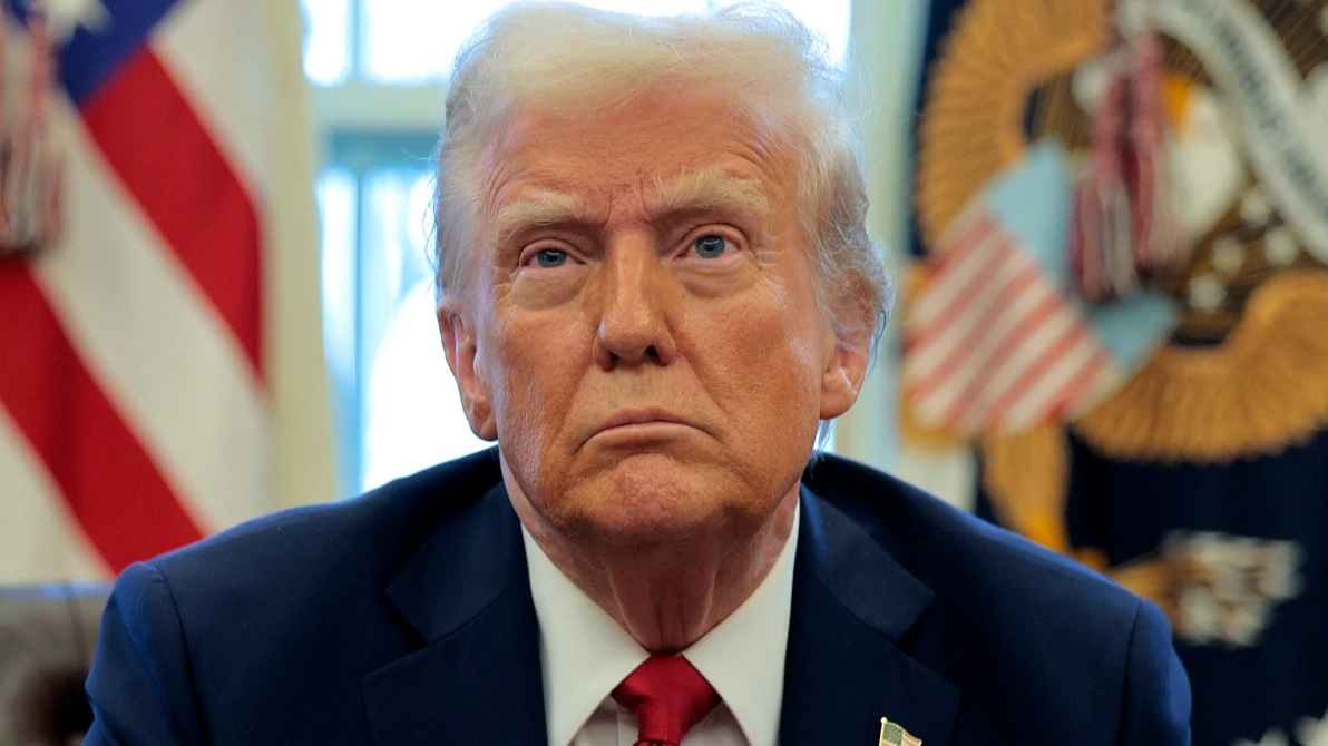 Eagle-eyed viewers left asking one question about Trump after spotting bizarre detail in Oval Office