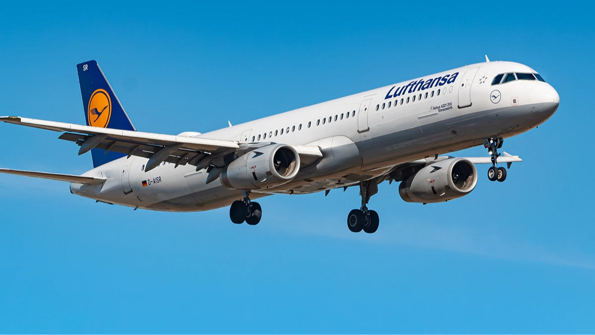 Horrifying details emerge after plane carrying 200 passengers flies with no pilot after first officer collapsed