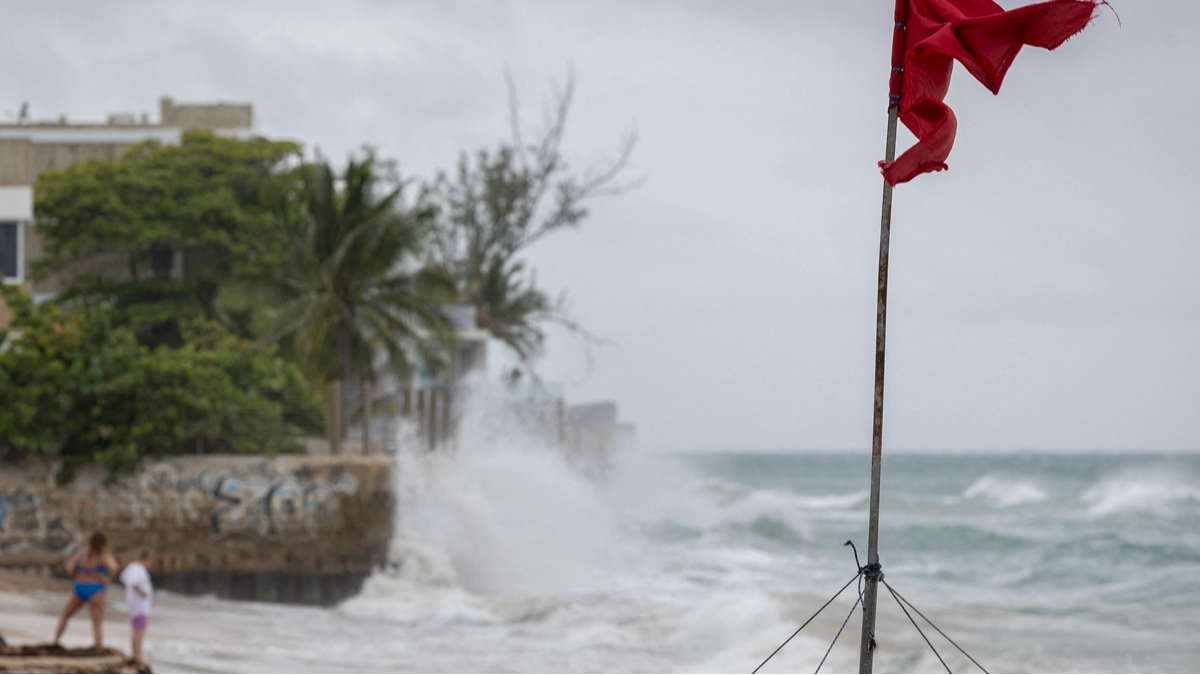 Life-threatening storm warning issued for US states as Hurricane Erin changes direction
