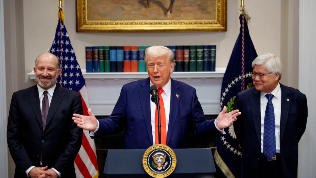 New marks seem to appear on Donald Trump's hand days after White House responds to large bruise that sparked health speculation