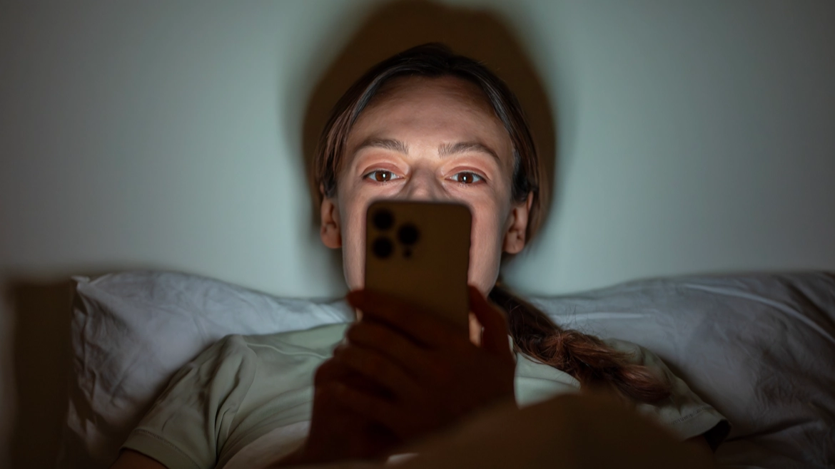 Just one hour of doomscrolling in bed can have devastating consequences on your health
