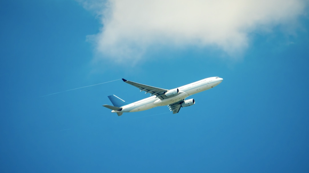 Air traffic control audio captured the moment two planes almost collided while approaching airport