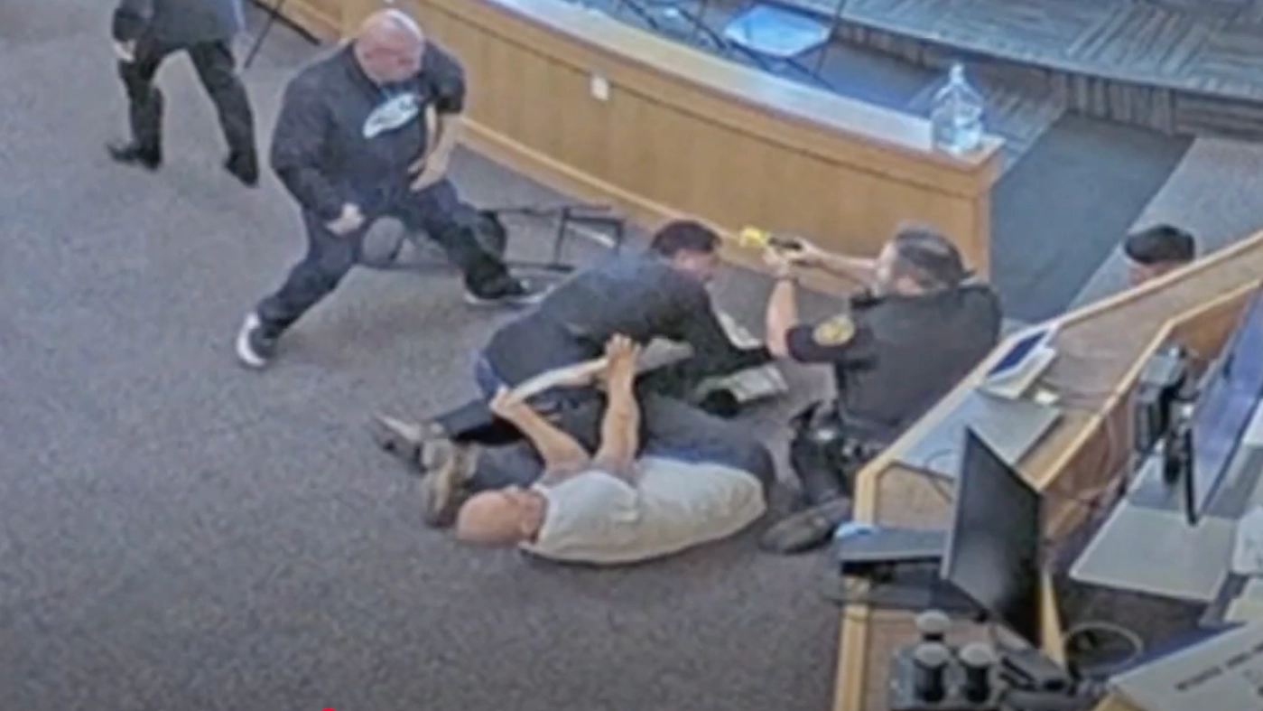 Shocking footage shows moment grieving uncle allegedly jumps over court barrier to attack niece's accused killer