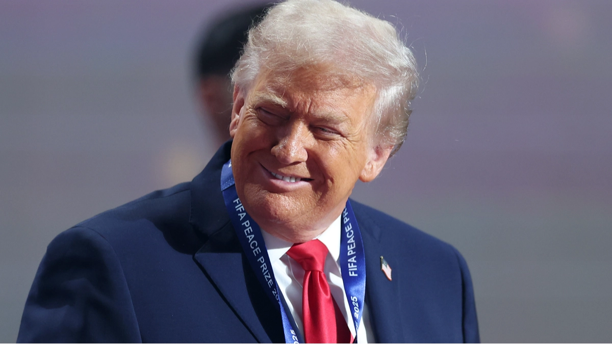 Body language expert breaks down Trump's 'awkward' mic and medal moment at FIFA World Cup draw