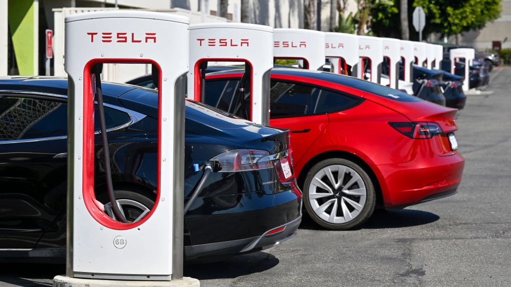 Tesla owner reveals genius way he managed to cut back on electric costs after sharing six month bill