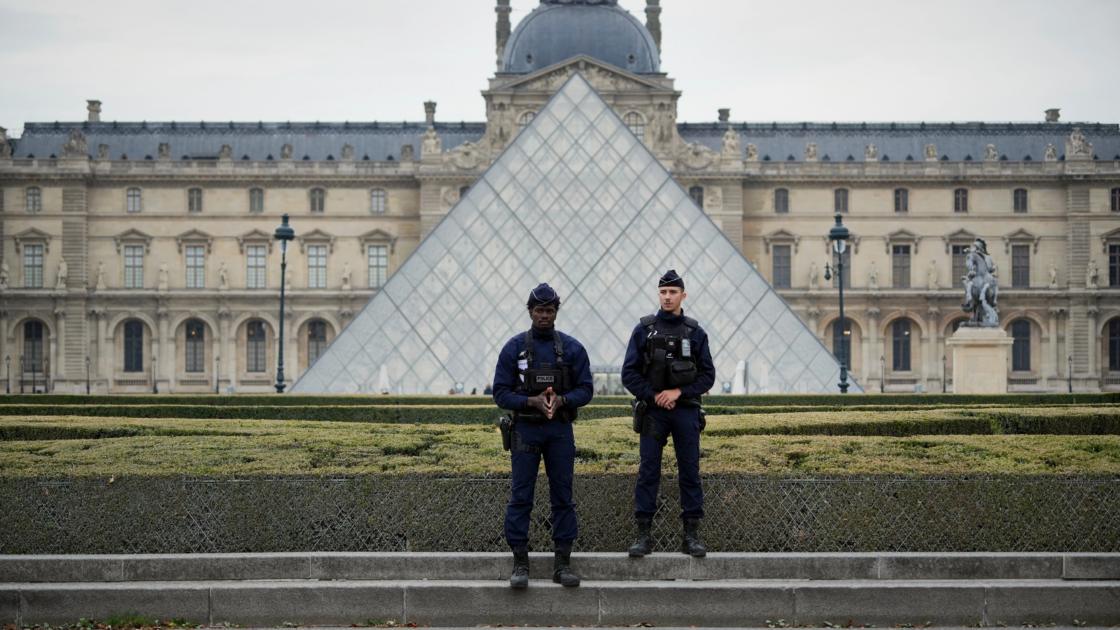 Experts explain how Louvre robbery 'could've been prevented' as they detail security measures