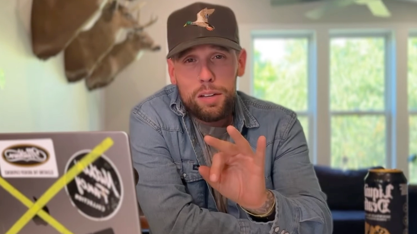 Recovering alcoholic breaks down the three different types of drinkers after explaining one major addiction red flag