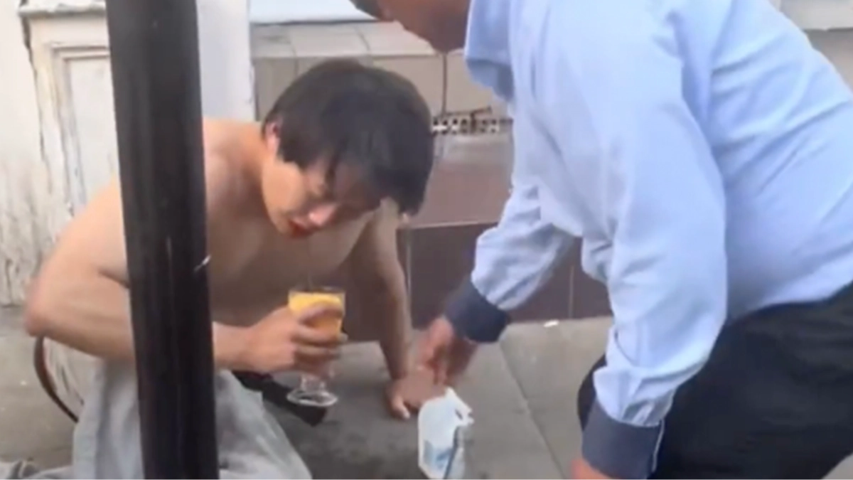 Horrifying footage shows what happens when customer eats 'hottest curry' that waiter has to wear gas mask to serve