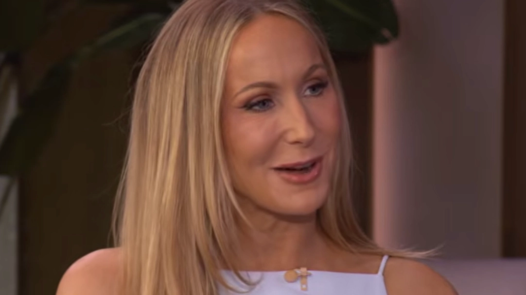 Nikki Glaser praised for handling awkward situation after accidentally flashing Kelly Ripa while on-air