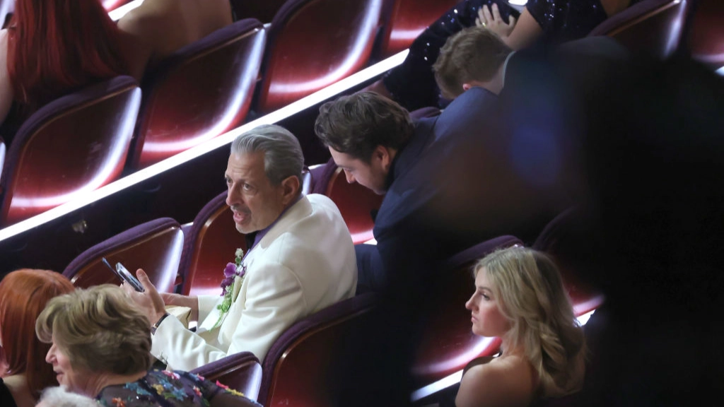 Jeff Goldblum responds after Oscars viewers spotted what he was looking at on phone