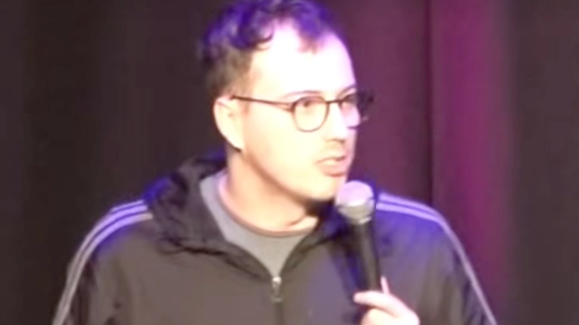 Comedian’s reaction labelled ‘brilliant’ after front row heckler refuses to take his feet off the stage