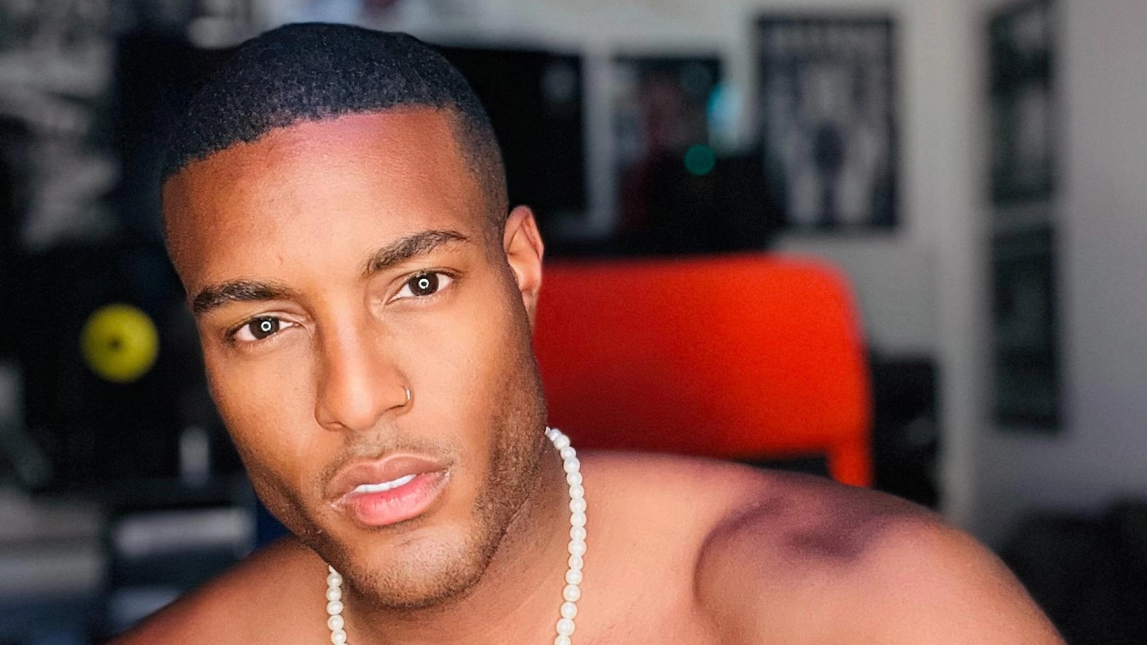 Tinder's most swiped man revealed he was actually wearing a wig all along