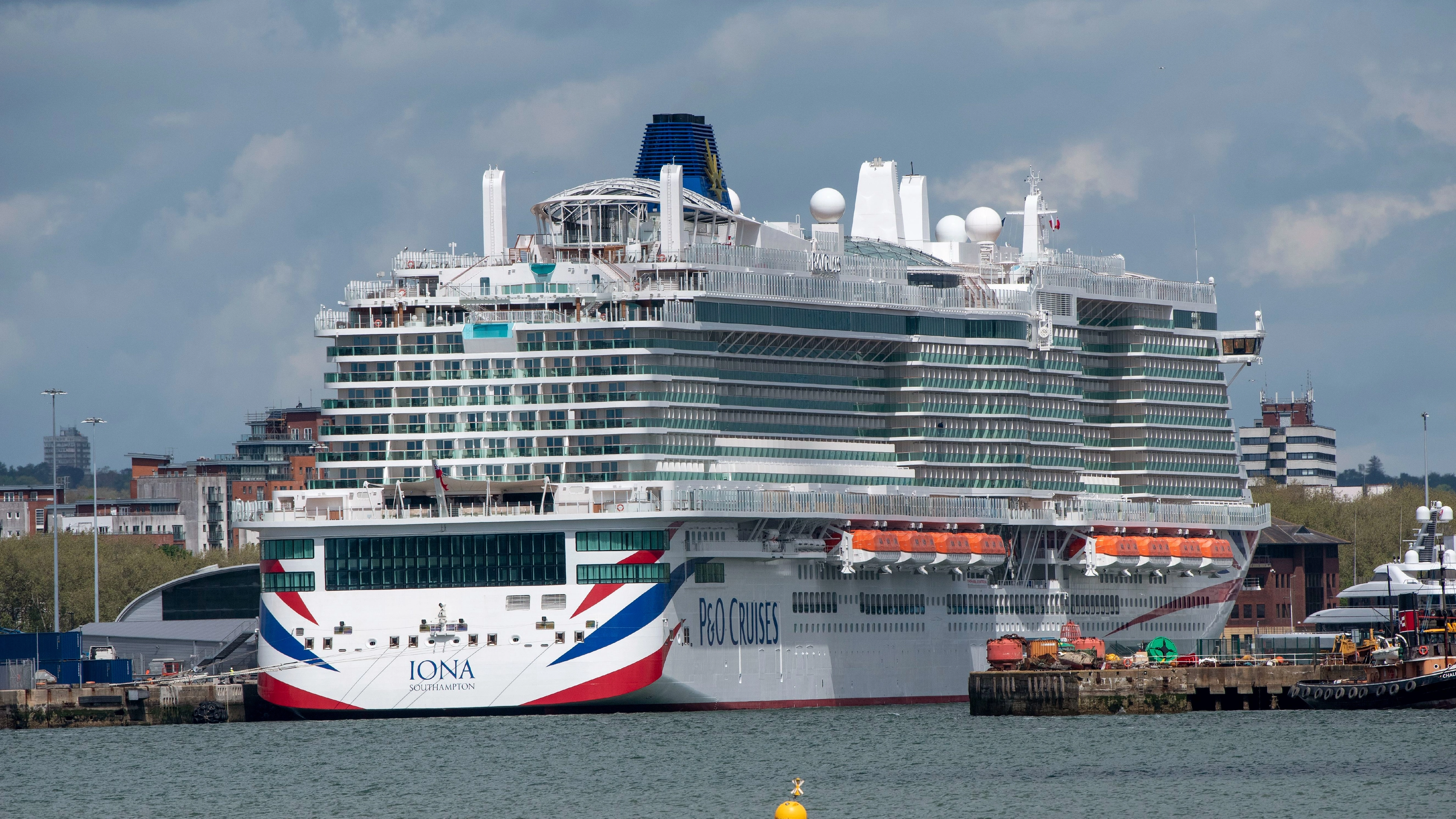 Passengers disgruntled as cruise ship is delayed after bananas fall overboard