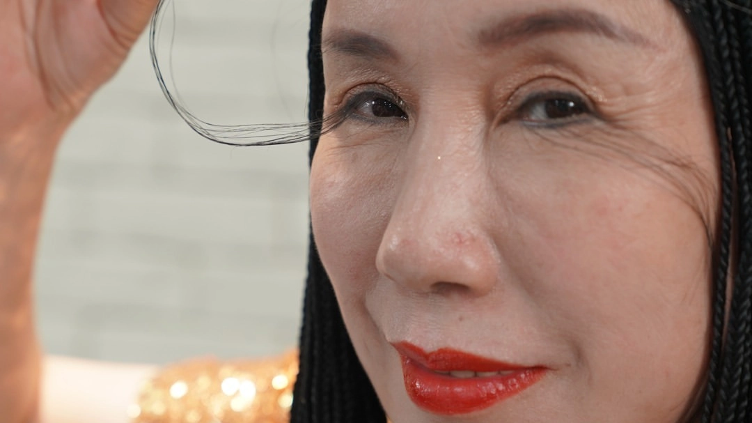 Woman with world's longest eyelashes says doctors 'can't explain' bizarre phenomenon 