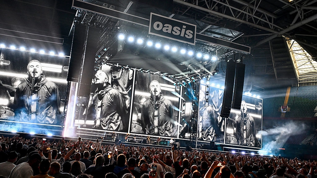 Professional audio of Oasis song during reunion is leaving people stunned