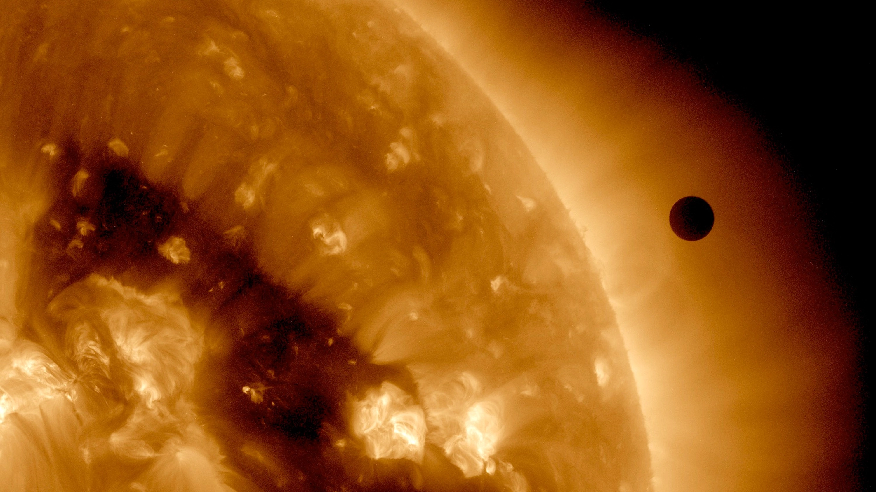 Astrophysicist says attack from ‘potentially hostile alien threat ...