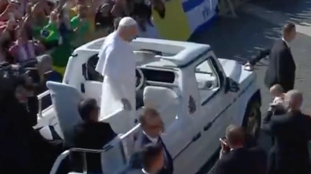 Pope Leo XIV stopped in popemobile to carry out incredible act of kindness during inauguration