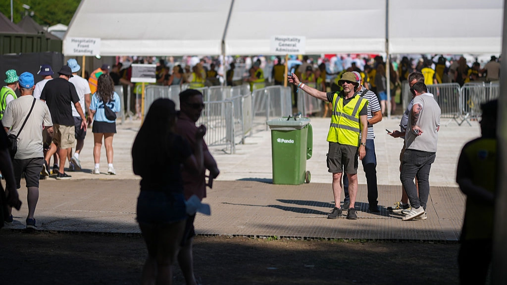 Security expert issues urgent warning after crowds of Oasis fans sneak into Manchester gig