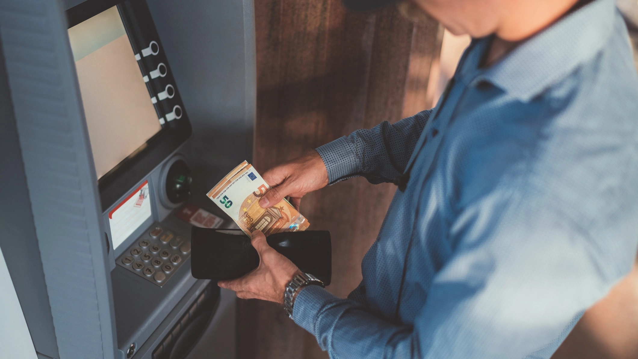 Tourists warned over choice between foreign or your own currency when using ATM abroad