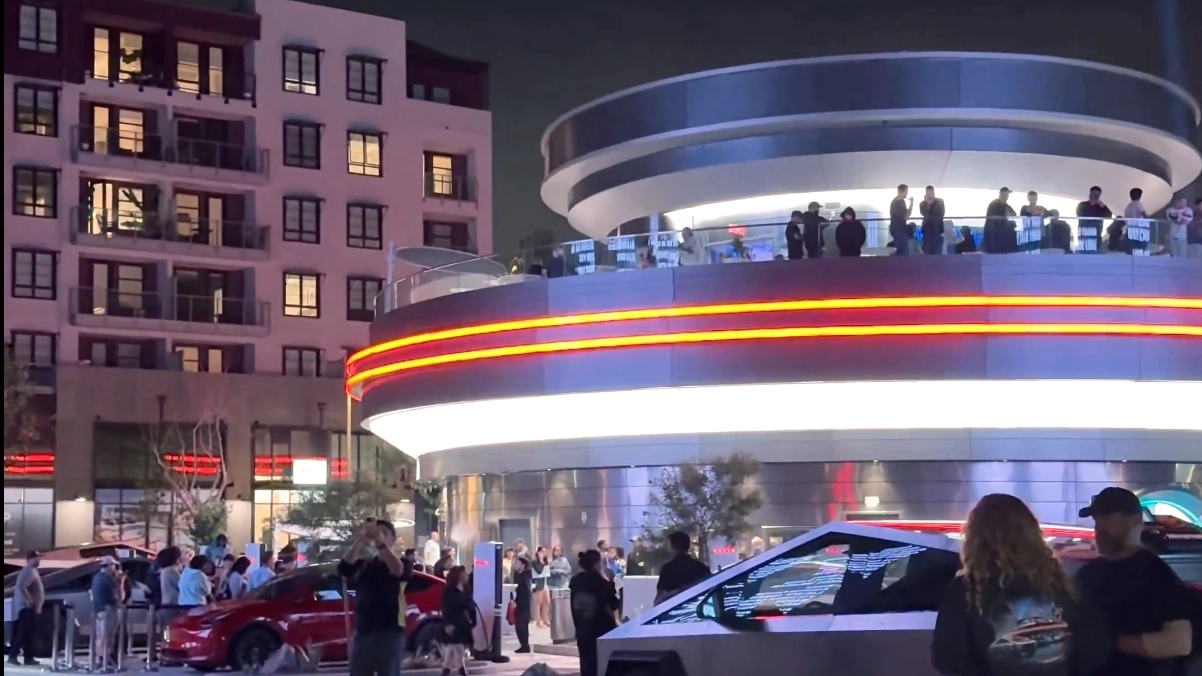Elon Musk opens new 'Tesla Diner' leaving people praising one aspect of the restaurant