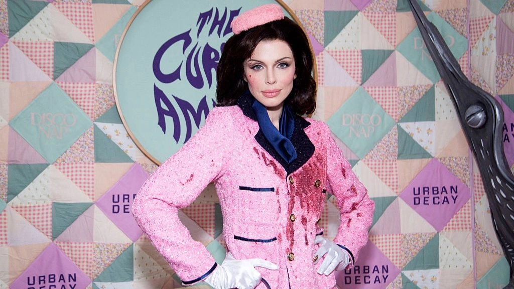 Julia Fox receives major backlash over her Halloween costume