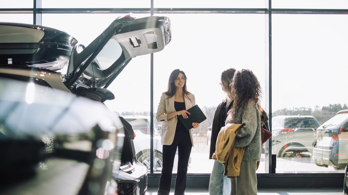 Car salesperson explains why you should never go to a dealership with other people