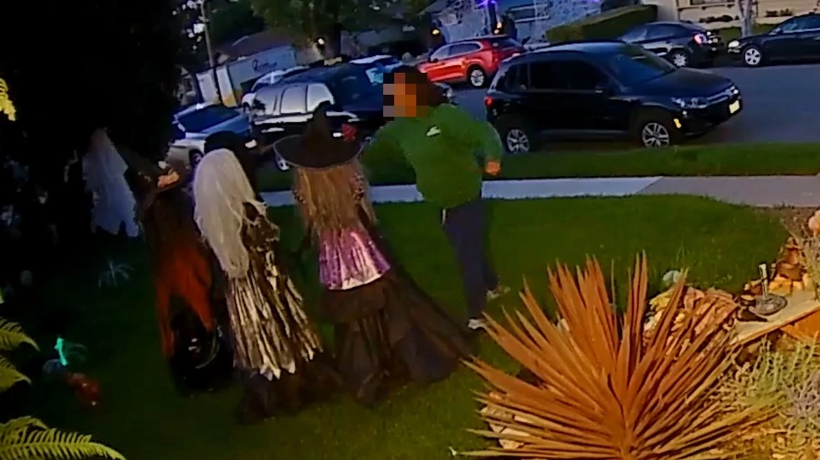 Runner causes outrage after her ‘creepy’ actions caught on doorbell camera