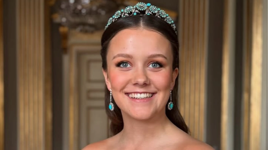 Princess breaks royal protocol holding mobile phone in official 18th birthday portrait