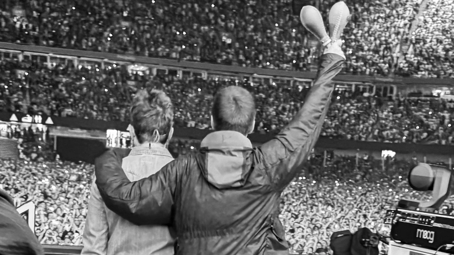 People already think something is wrong with Oasis gigs after seeing other side of 'photo of the decade'