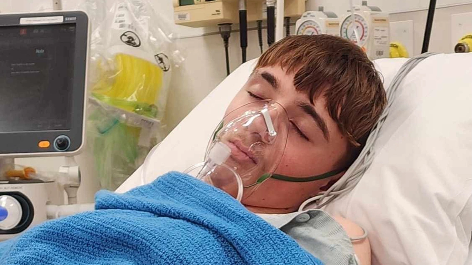 Shocking images show impact of vaping on lungs as teenager has them cut out of body