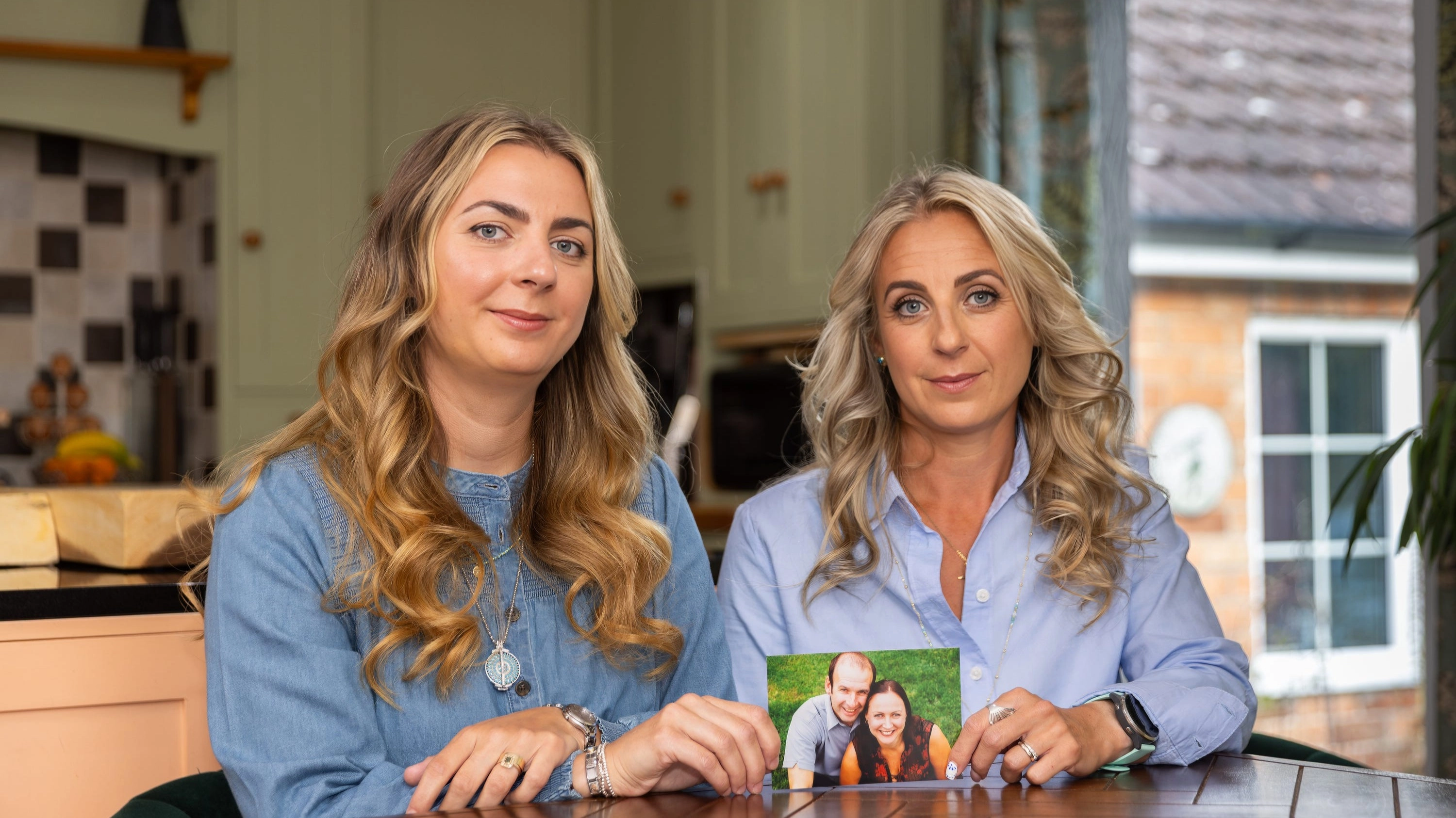Sisters issue warning after losing both healthy parents to ‘silent killer’ cancer