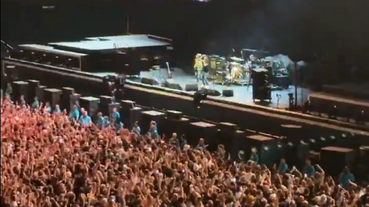 Oasis fans in debate after seeing what crowd member did during one of the 'greatest songs ever'