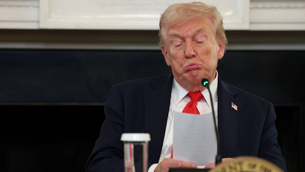 Urgent note handed to Donald Trump by Secretary of State has been exposed by zoomed-in photo