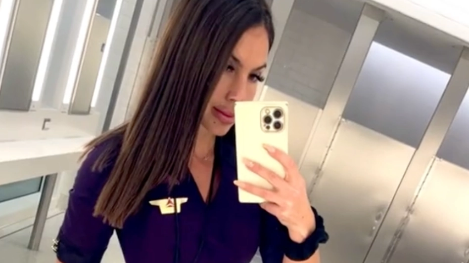Flight attendant says there's only 'one way to shoot your shot' if you fancy them