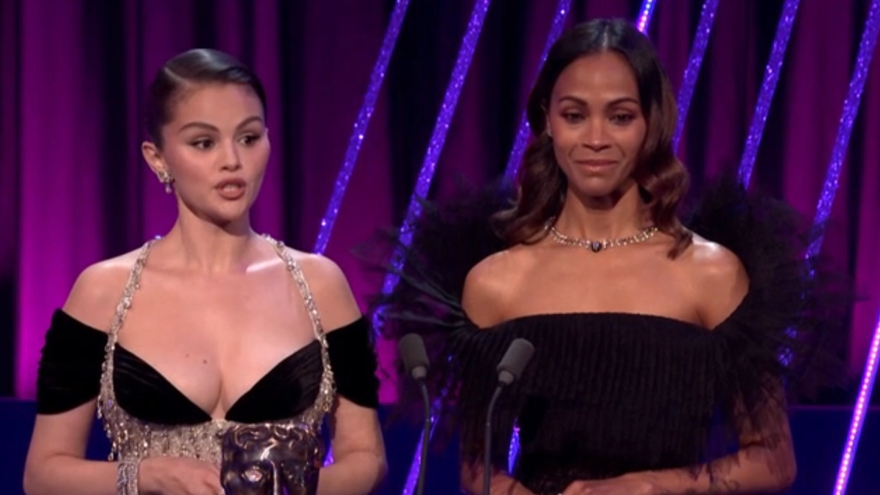 Awkward moment Selena Gomez struggles to pronounce Kneecap's win during the BAFTAs