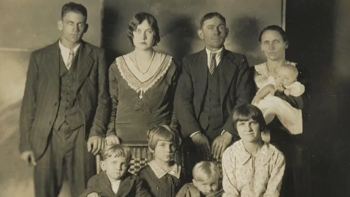 Chilling truth behind seemingly normal family portrait dubbed ‘scariest photo ever taken’