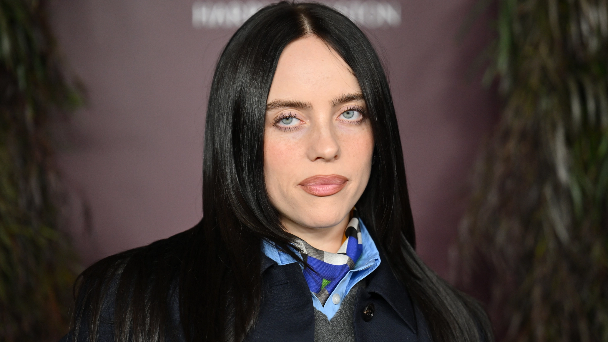 Billie Eilish debuts dramatic new look and people are convinced she’s another celebrity