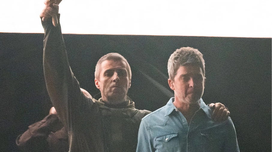 Body language expert reveals sweet gesture at first Oasis gig in 16 years proves brothers 'are at peace'