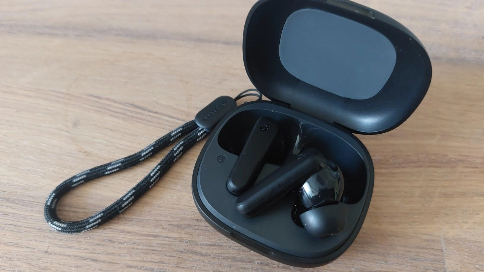 Amazon's number-one bestselling earbuds 'rival Apple AirPods' and they're less than £20