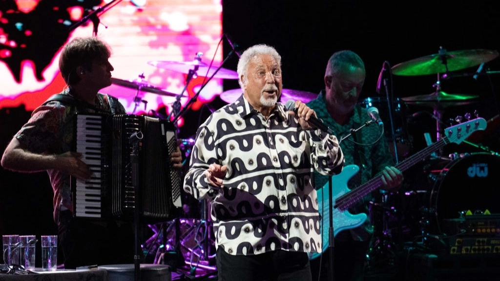 Tom Jones leaves audience in tatters as he explains controversial ban of iconic hit Delilah