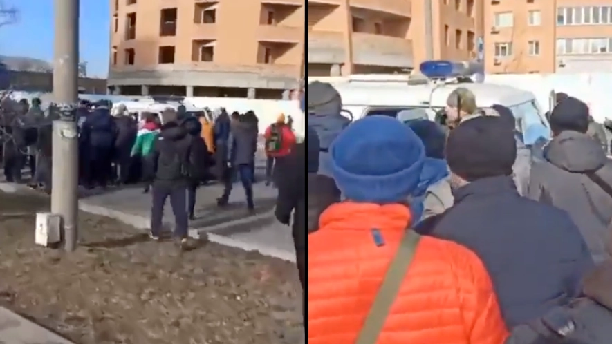 Fearless Ukrainians Swarm Around Armed Russian Soldiers And Chase Them Away