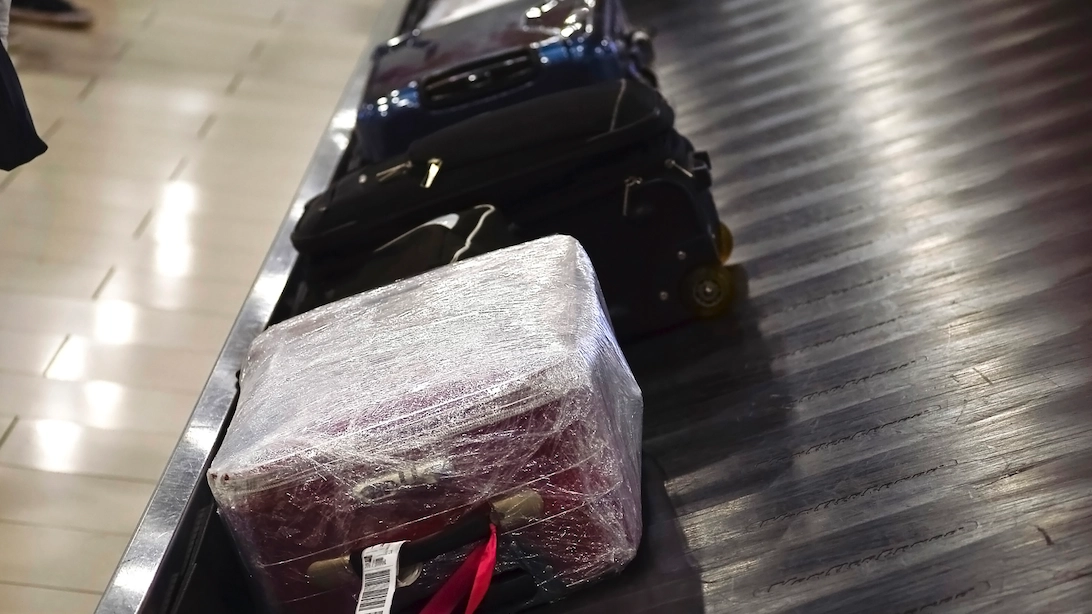 Baggage handler issues warning to anyone that ties a ribbon around luggage