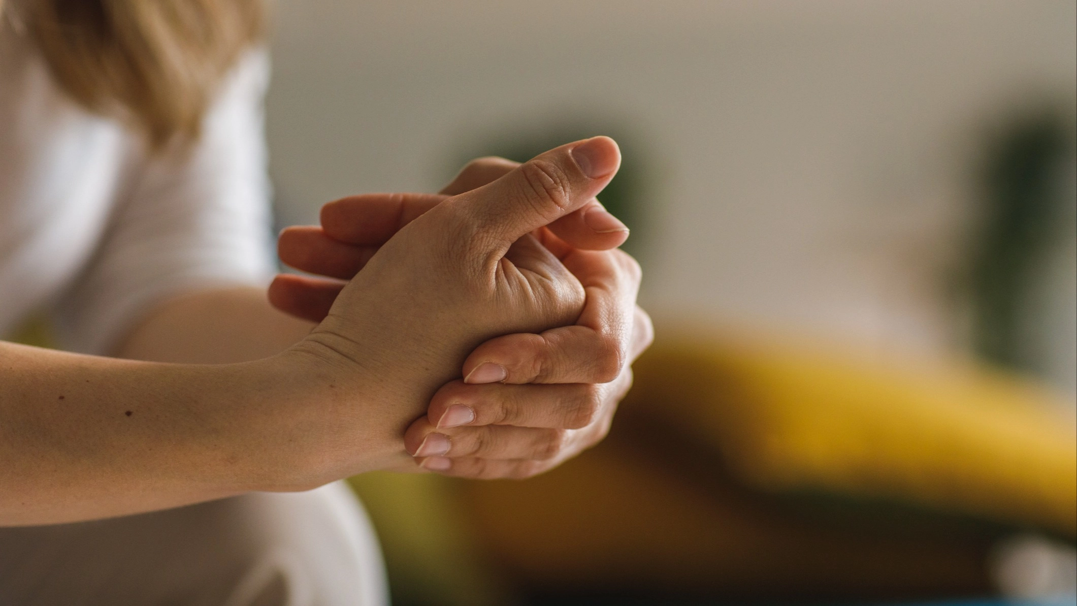 Doctor explains exactly what happens to your bones when you crack your knuckles
