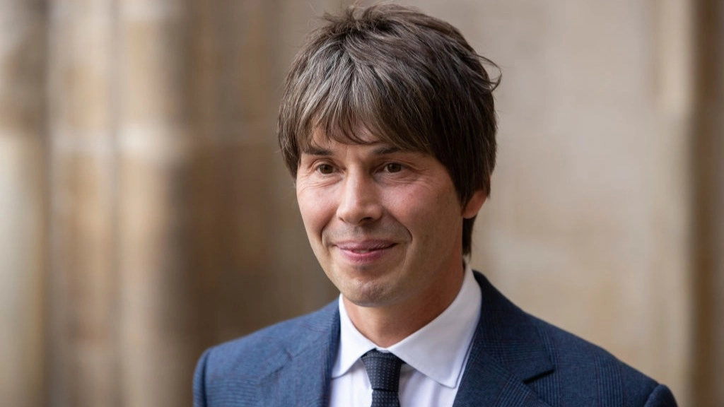 Brian Cox issues defiant response after expert warned us to 'brace ourselves' for mystery 'alien spaceship'