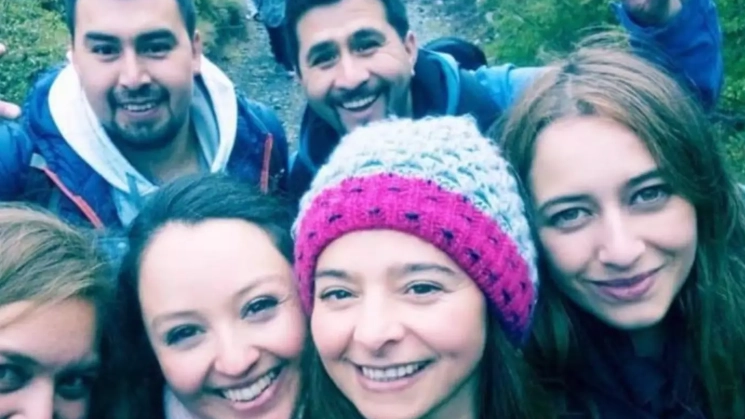 Photo of six friends having selfie together leaves people creeped out after spotting a seventh face